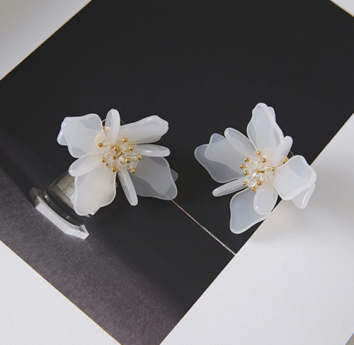 Now I Can See Clearly | Three-dimensional Large White Acrylic Exaggerated Large Flower Earrings - Image 5
