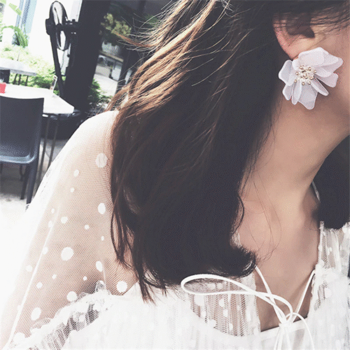 Now I Can See Clearly | Three-dimensional Large White Acrylic Exaggerated Large Flower Earrings - Image 6
