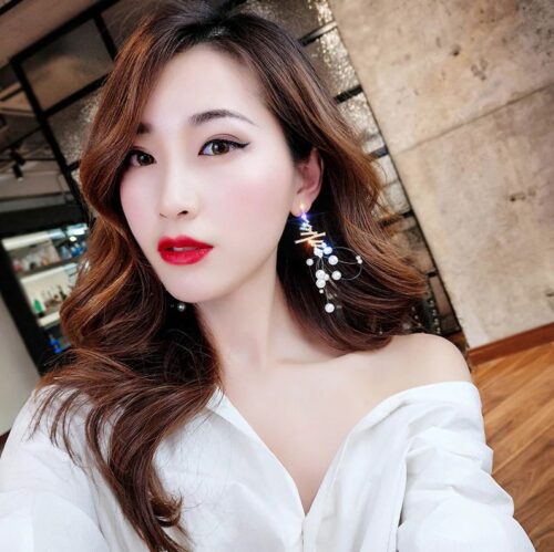 Wired Up & Ready | Zig Zag Pearl Earrings - Image 4